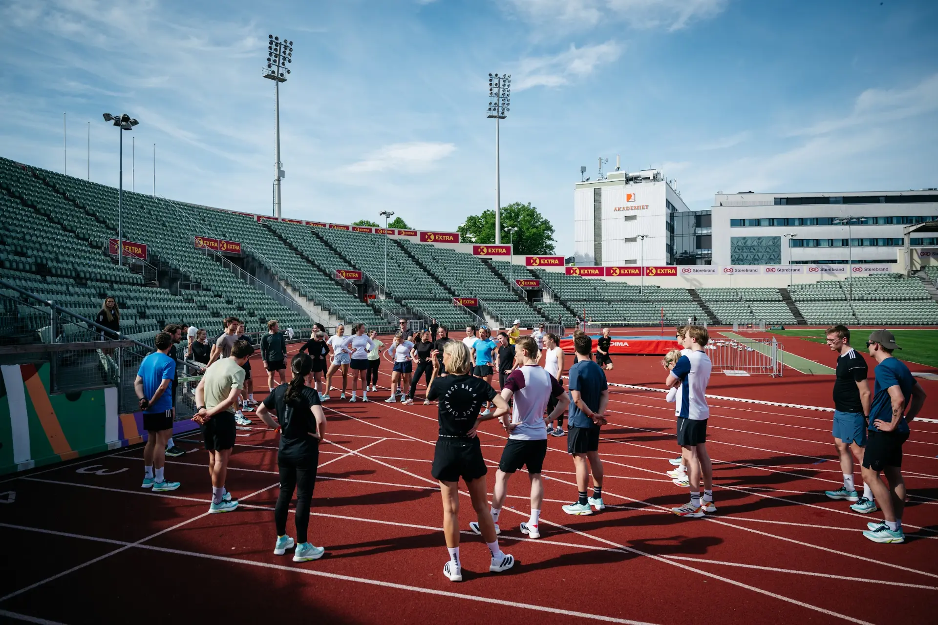 Gruppe av deltakere i treningsfelle på løpebanen på Bislett Stadion
