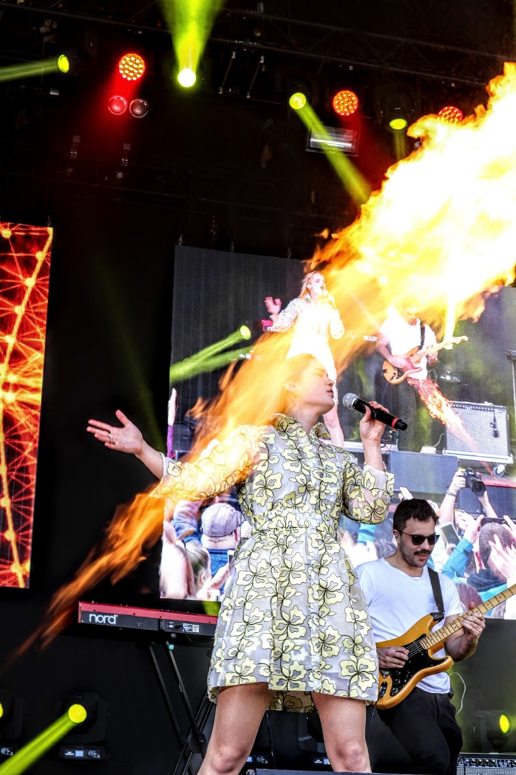 Artist på Vinterlyd-scenen med flammer og scenelys