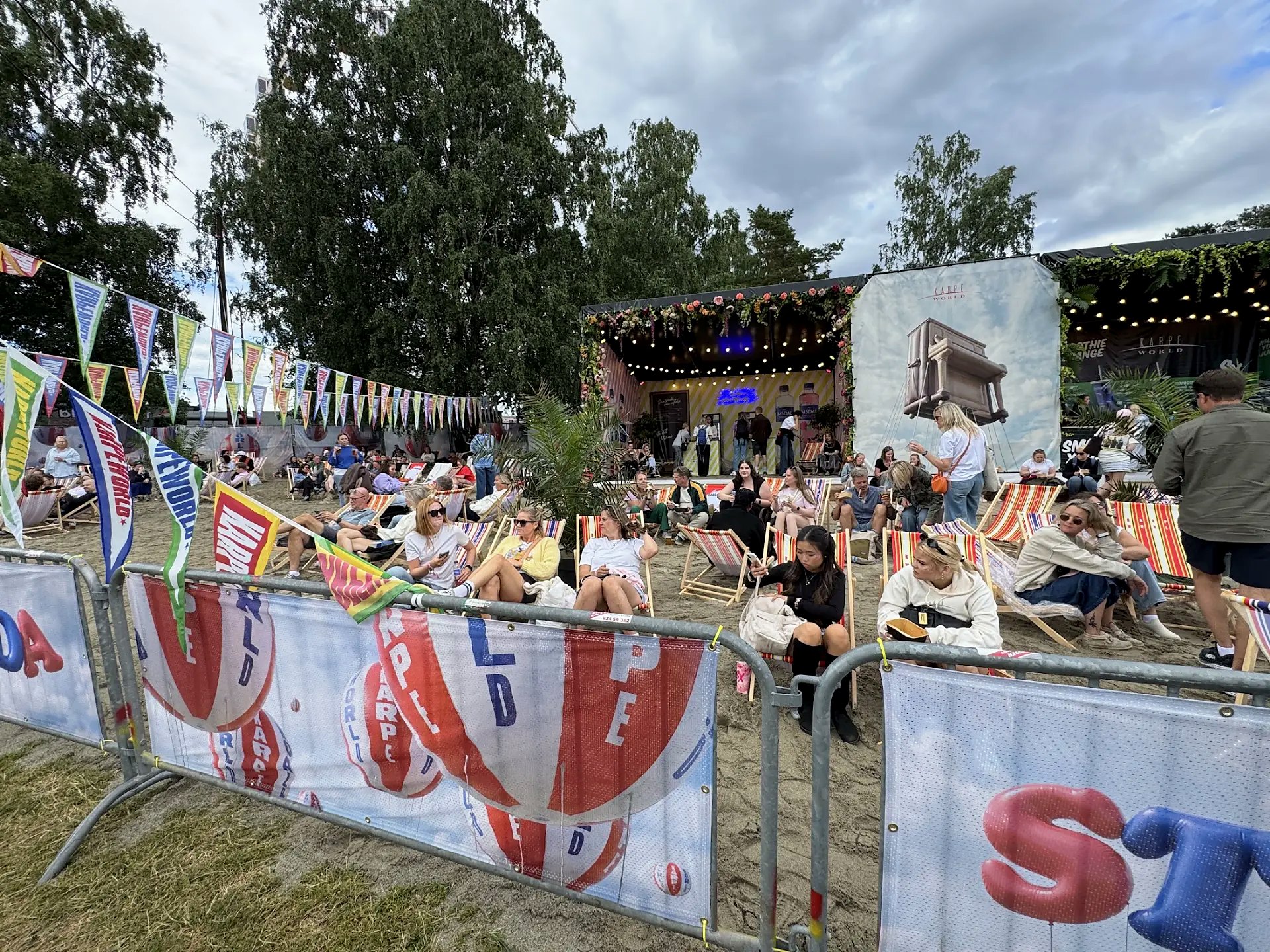 Sitteområdet på Stranda foran standene til Imsdal og SmoothieXchange