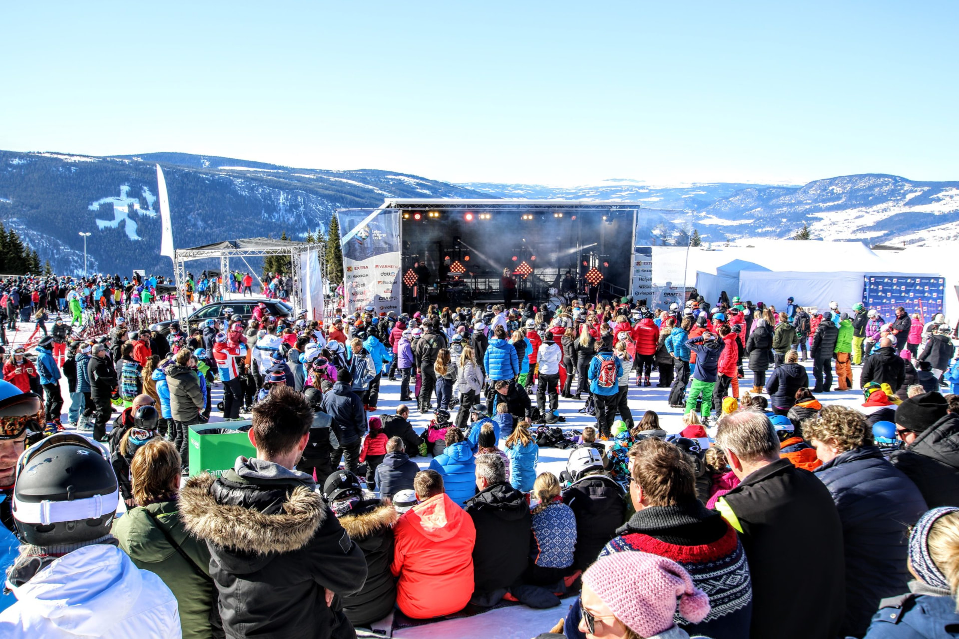 Utescene i fjellet med publikum i snøen
