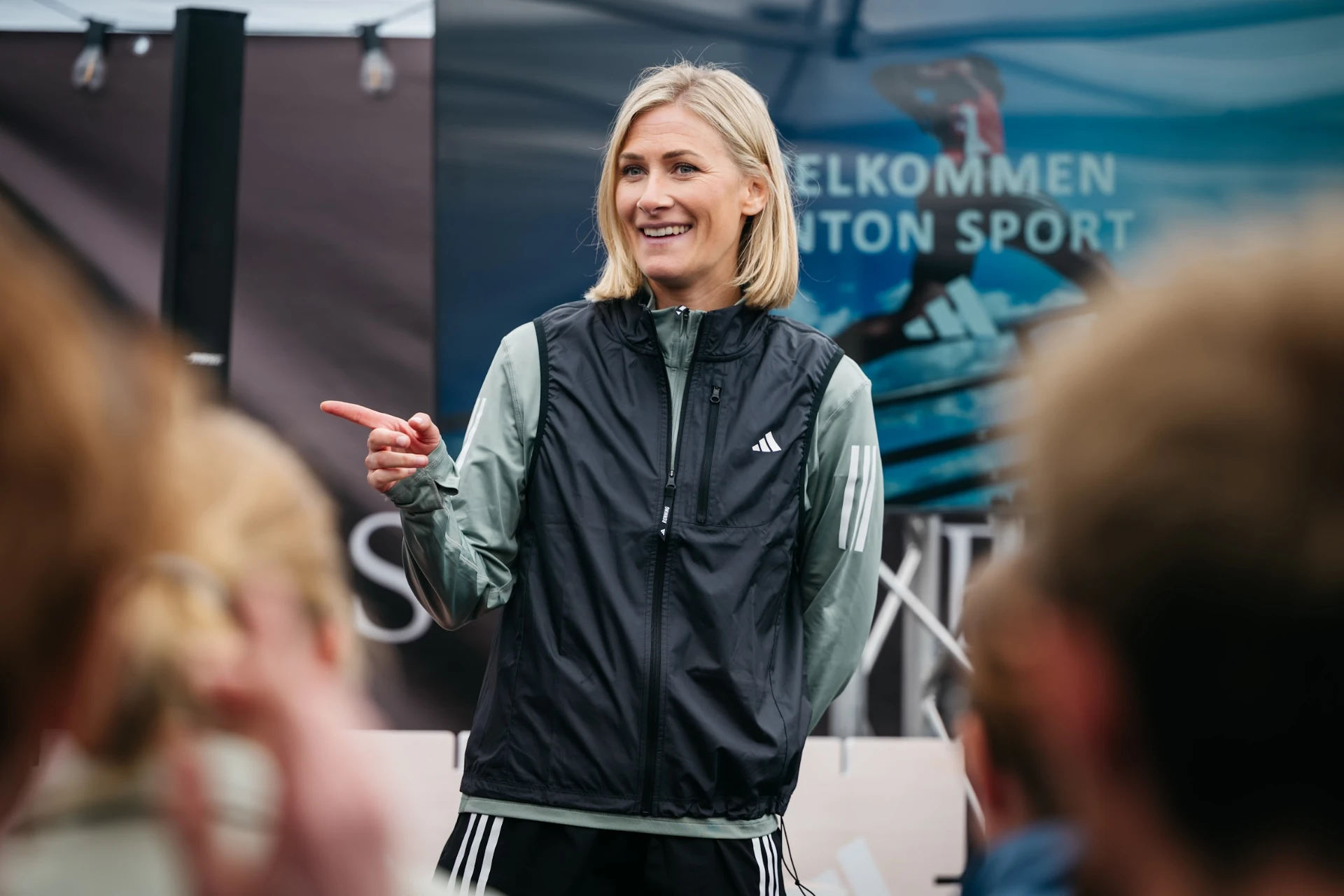 Programleder fra Anton Sport presenterer programmet for deltakerne på Bislett Stadion