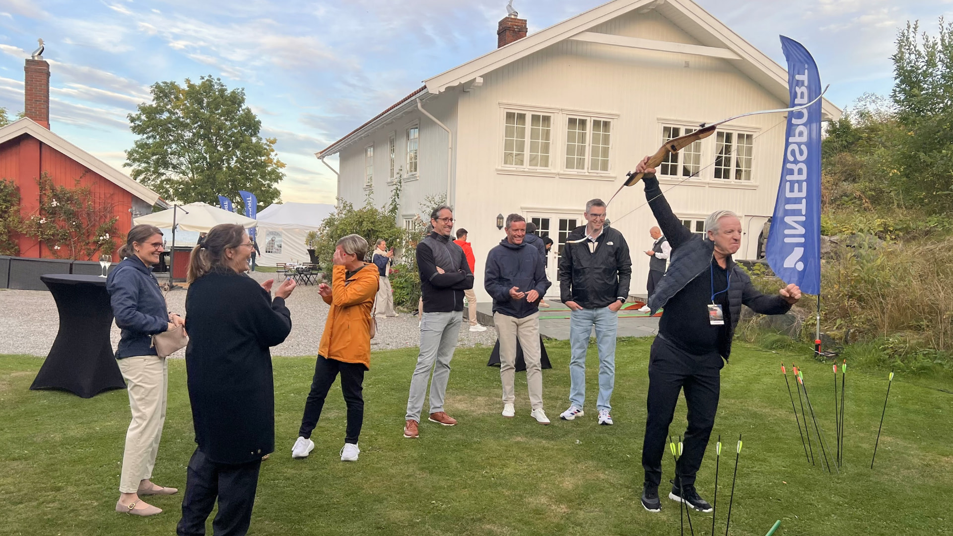Deltakere prøver bueskyting som del av det sosiale programmet.