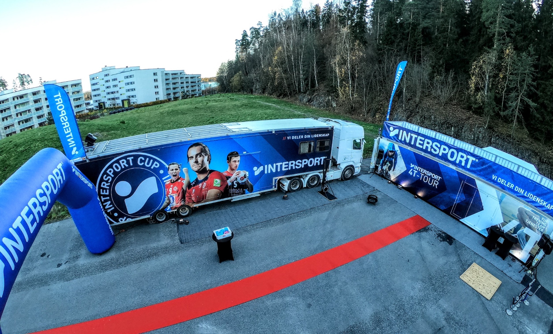 Den mobile 4T Tour-arenaen med Intersport-profilert trailer og telt