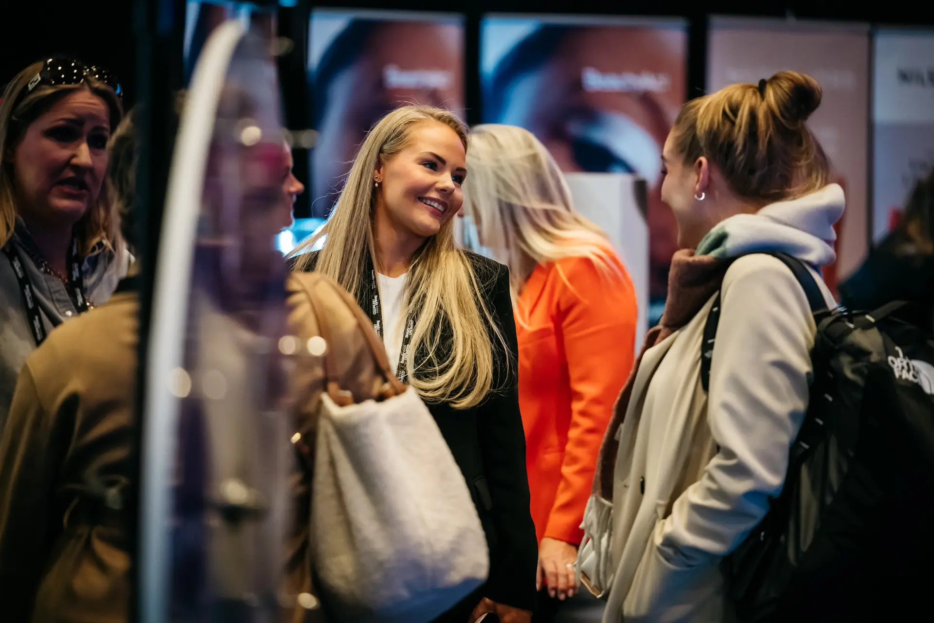 Samtaler mellom deltakere på messen