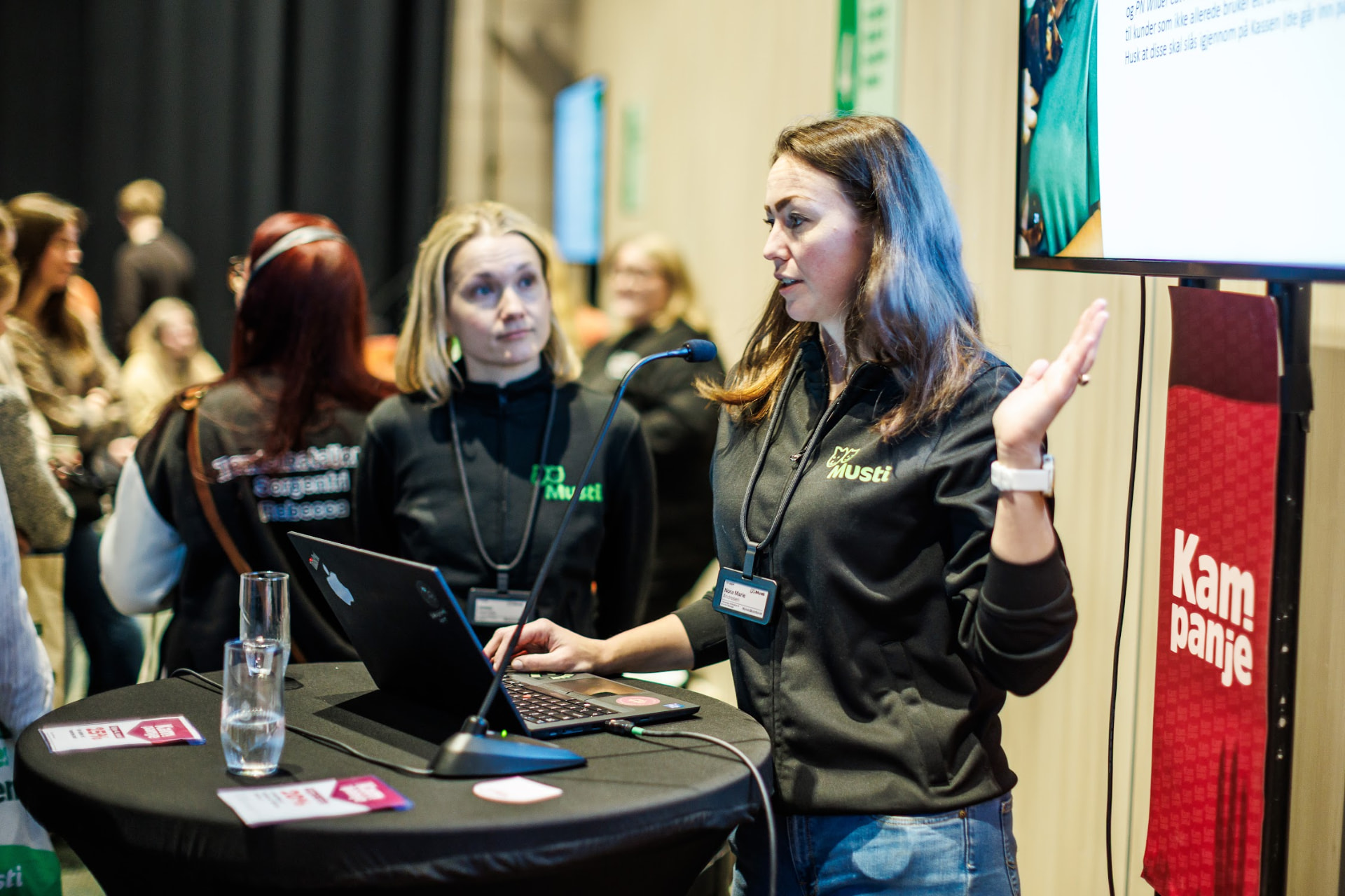 Presentasjon ved en stand på leverandørmessen