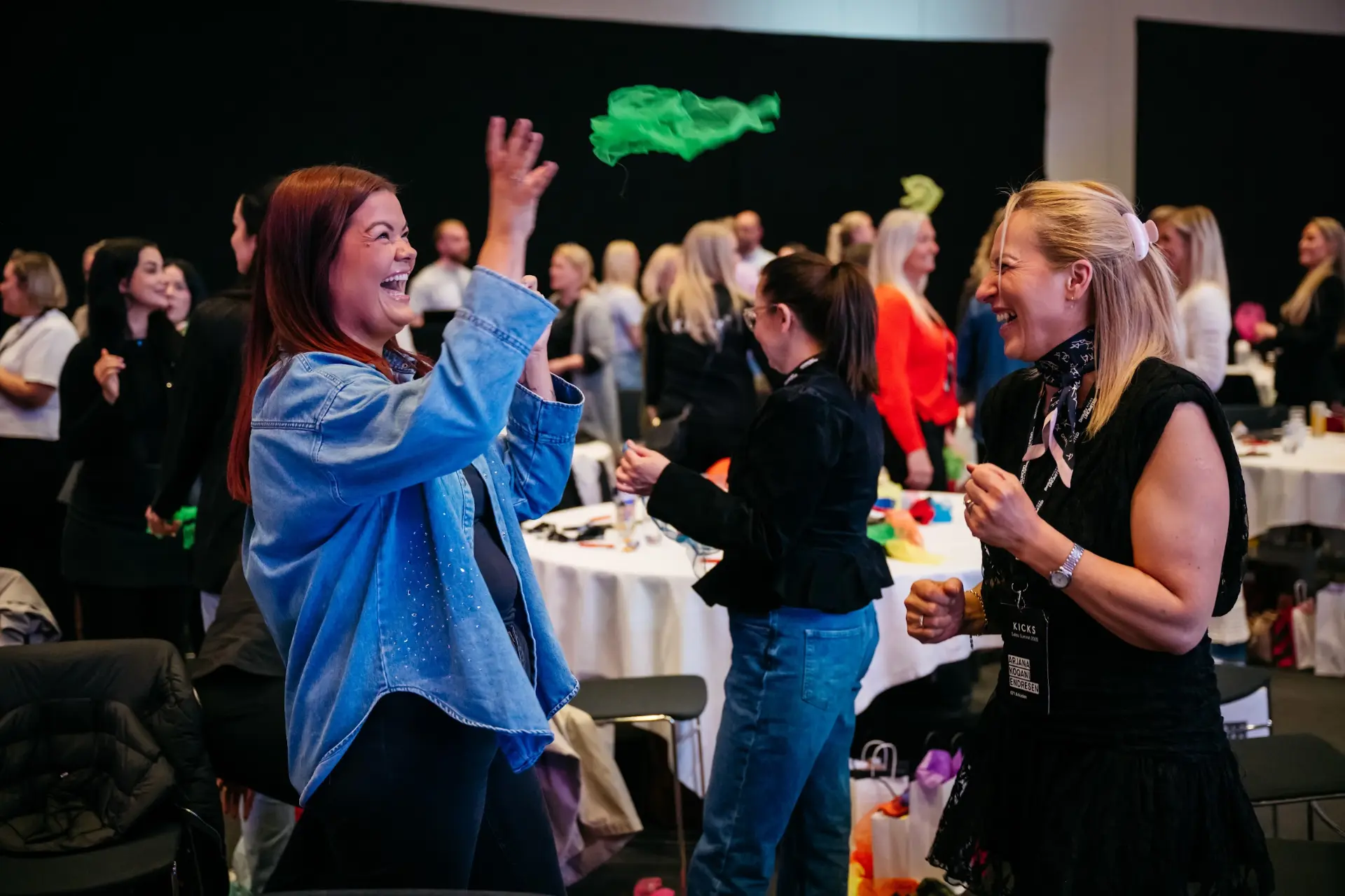 Aktivitet med fargerike skjerf
