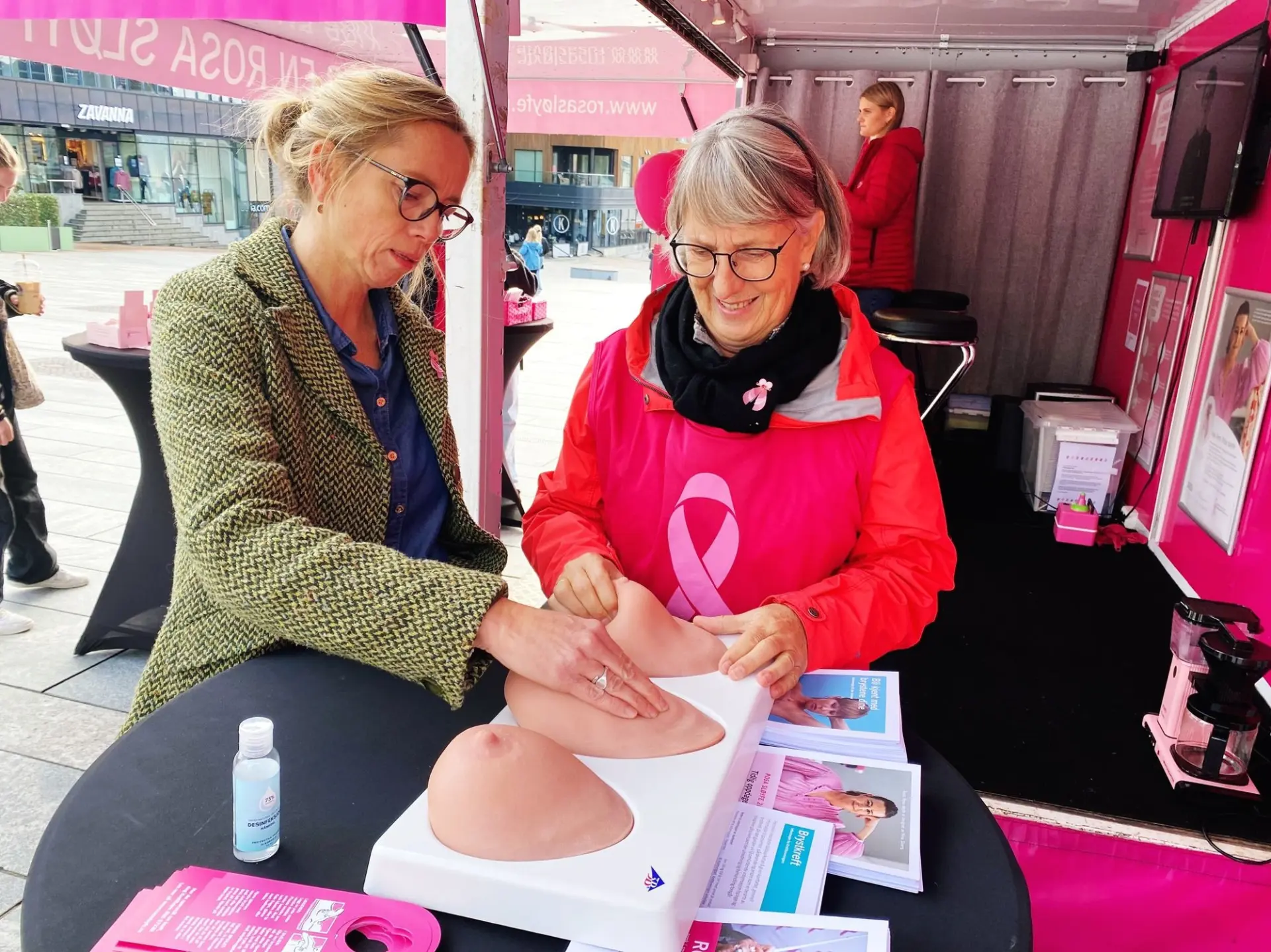 Demonstrasjon ved bordet inne i den rosa turnéhengeren.