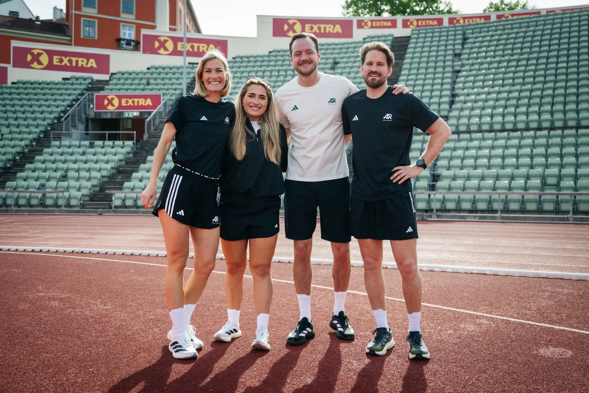 Fire programledere fra adidas Runners på løpebanen på Bislett Stadion