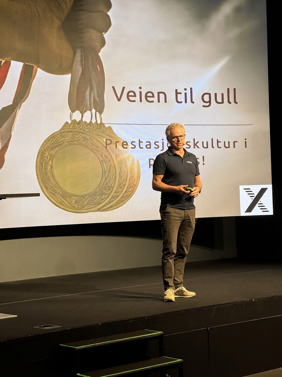 Foredragsholder på scenen under det faglige programmet