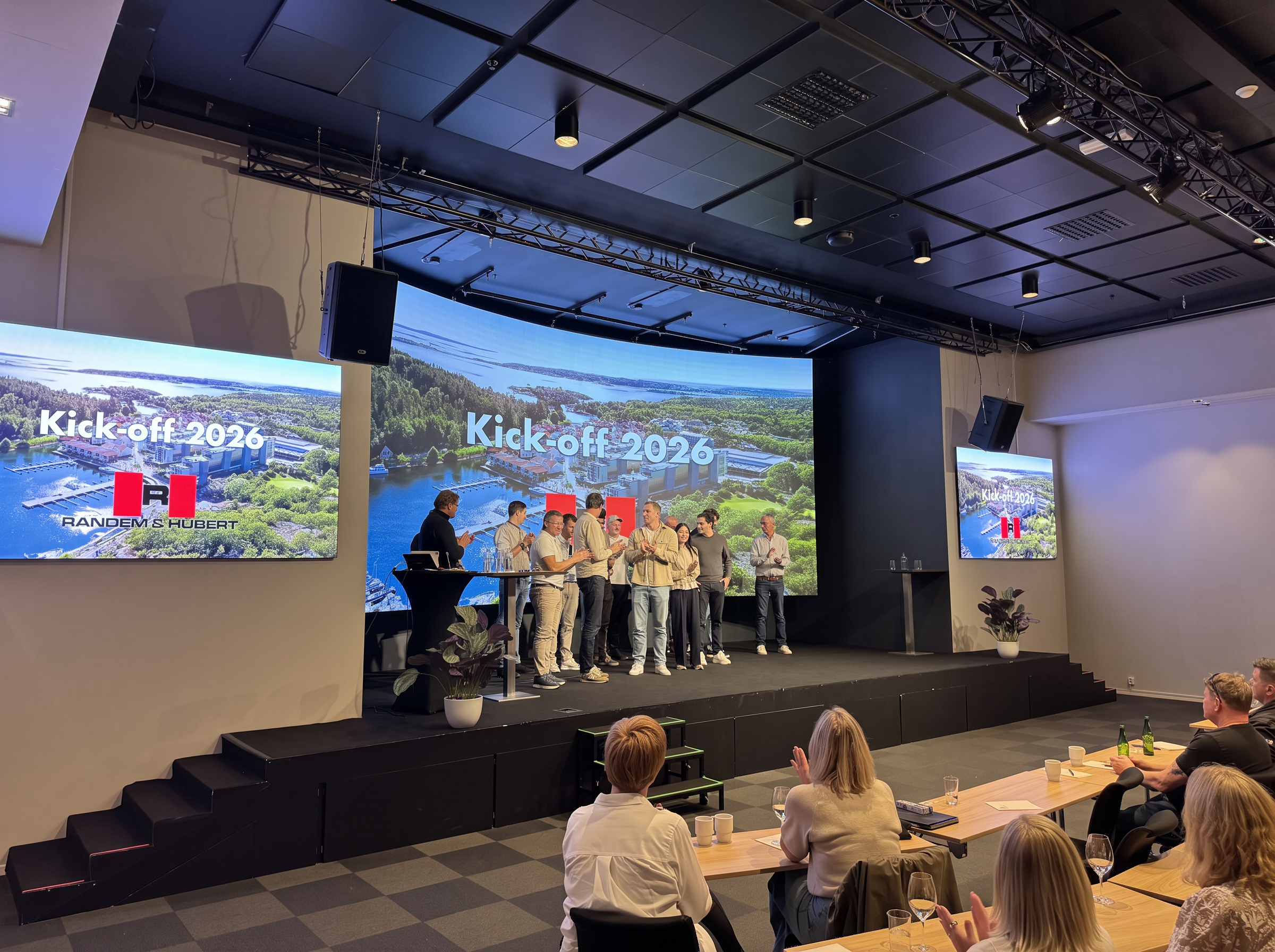 Deltakere på scenen under kick-offens faglige program
